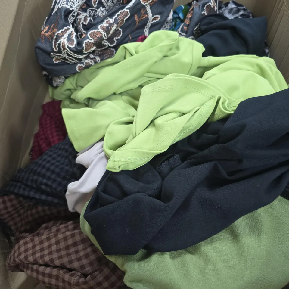 BOX OF APPROXIMATELY 18 ASSORTED CLOTHING ITEMS TO INCLUDE BEN DE LISI ETC