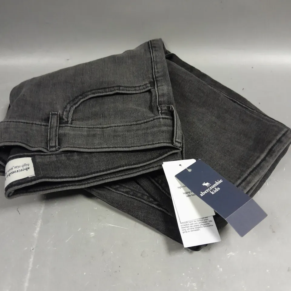 ABERCROMBIE KIDS HIGH RISE JEANS - 17/18 SHORT