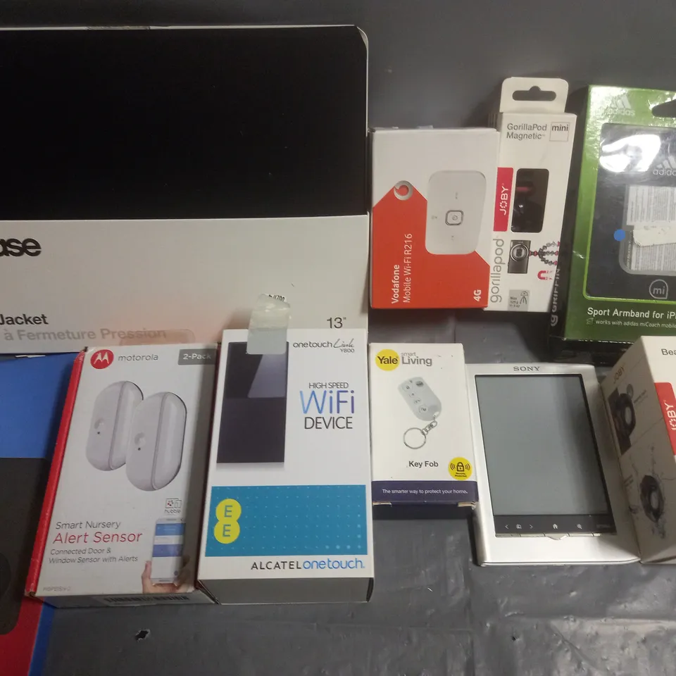 LOT OF APPROXIMATELY 15 ASSORTED ITEMS TO INCLUDE JOBY CAMERA ACCESSORIES, INCASE 13" MACBOOK JACKET, ONETOUCH WIFI DEVICE AND YALE KEY FOB