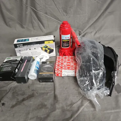 TOTE OF APPROXIMATELY 8 ASSORTED CAR ITEMS TO INCLUDE HYDRAULIC JACK, POLISHING CLEANER, PLASTIC REFRESHING COATING, ETC. - COLLECTION ONLY