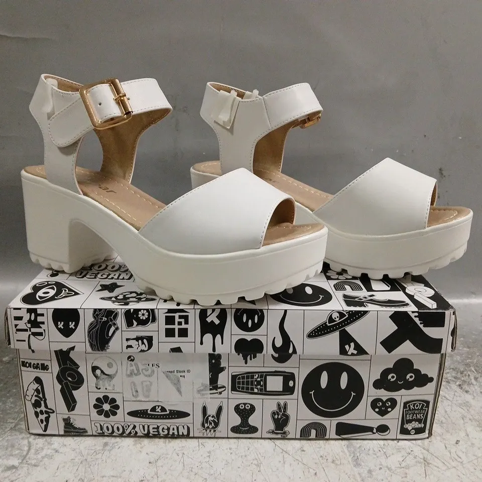 BOXED PAIR OF KOI OPEN TOE PLATFORM BLOCK HEEL SANDALS IN WHITE SIZE UK 6