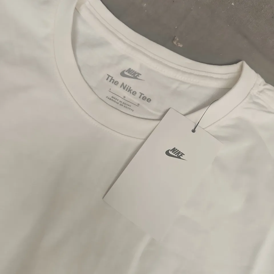 NIKE THE NIKE TEE IN WHITE - LARGE