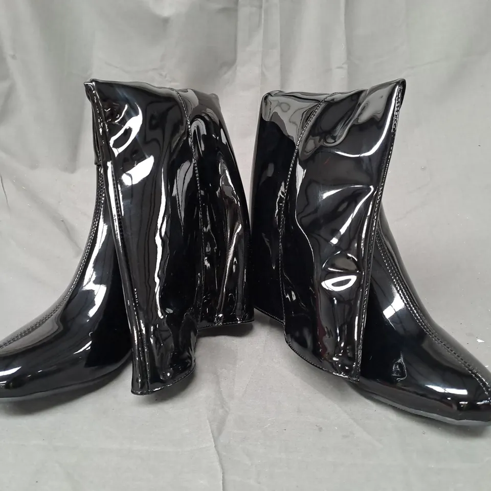 BOXED PAIR OF DESIGNER LOW BLOCK HEEL KNEE-HIGH BOOTS IN GLOSSY BLACK EU SIZE 38