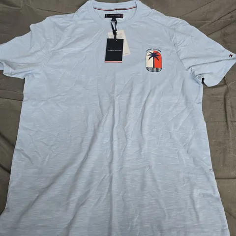 TOMMY HILFIGER PALM TREE LABEL TEE – BREEZY BLUE, SIZE L
