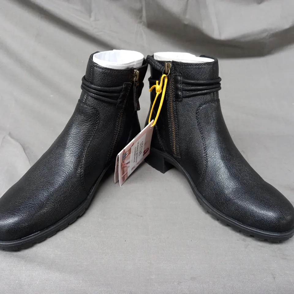 BOXED PAIR OF STRIVE LAMBETH BOOTS IN BLACK SIZE 4