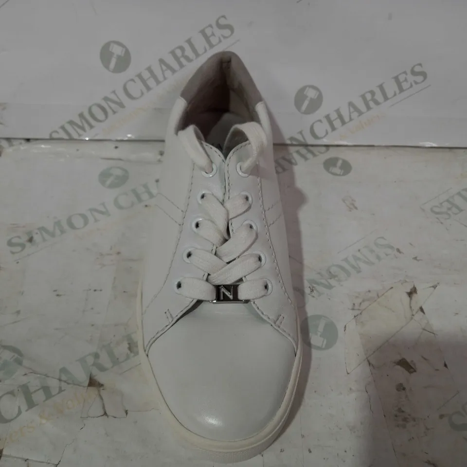 PAIR OF NATURALIZER SHOES IN WHITE/GREY UK SIZE 5.5