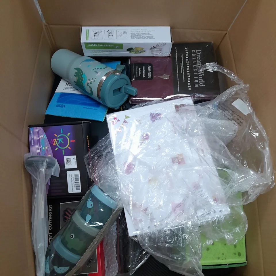 APROXIMATELY 6 ASSORTED HOUSEHOLD ITEMS TO INCLUDE FITTED PILLOW SHEETS , LED LIGHTS , BOTTLES , ETC 