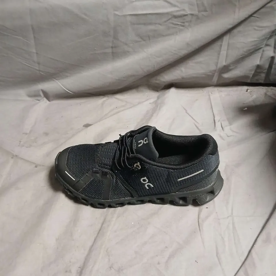 ON RUNNING TRAINERS – BLACK - SIZE UK 3.5