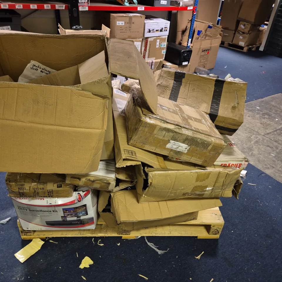 PALLET OF ASSORTED TECH ITEMS TO INCLUDE USB KEYBOARDS, CARD READERS, DYNAMODE ETHERNET SWITCHES AND ETHERNET CONVERTERS