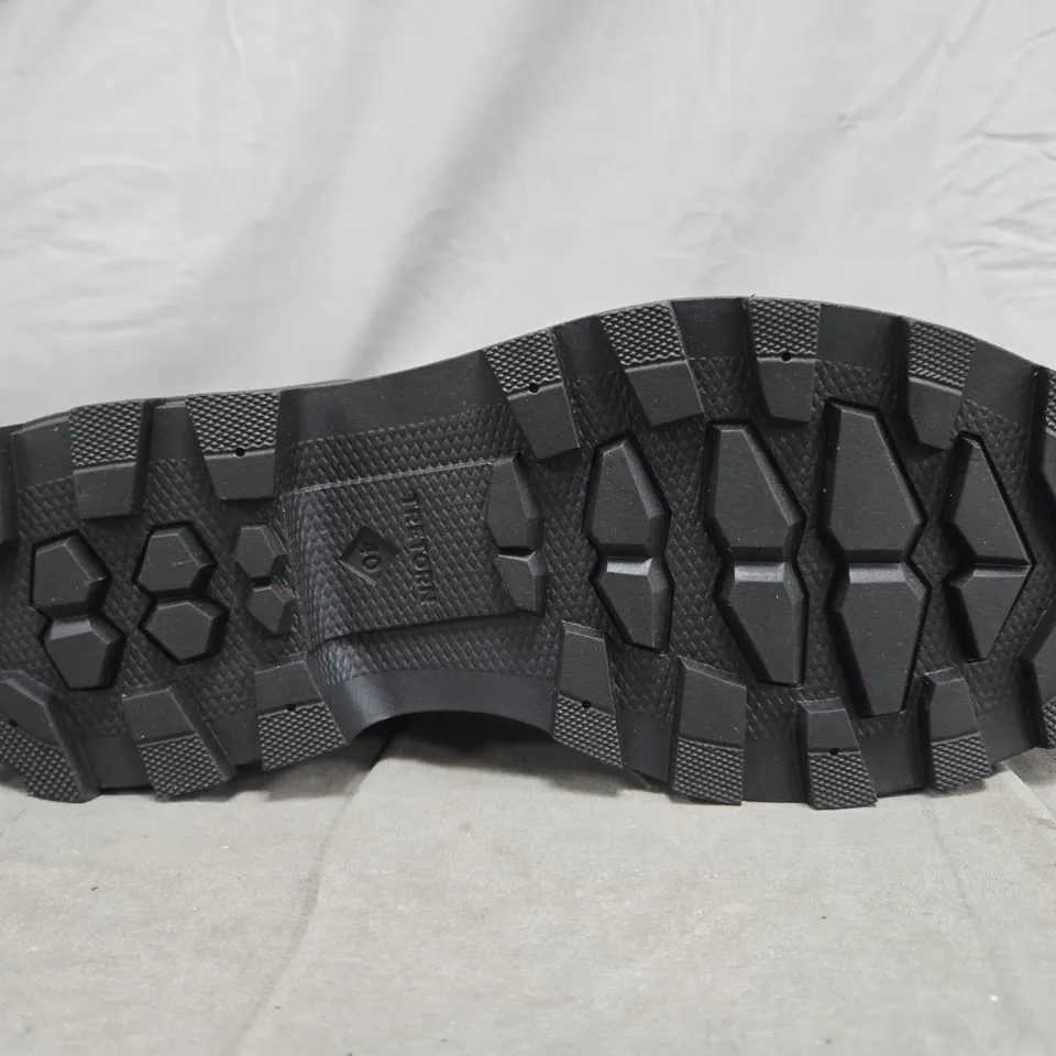 BOXED PAIR OF TRETON SALLA NEO WELLINGTON BOOTS IN BLACK SIZE 7