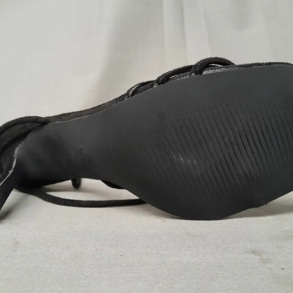BOXED PAIR OF DESIGNER OPEN TOE HEELED SANDALS IN BLACK EU SIZE 38