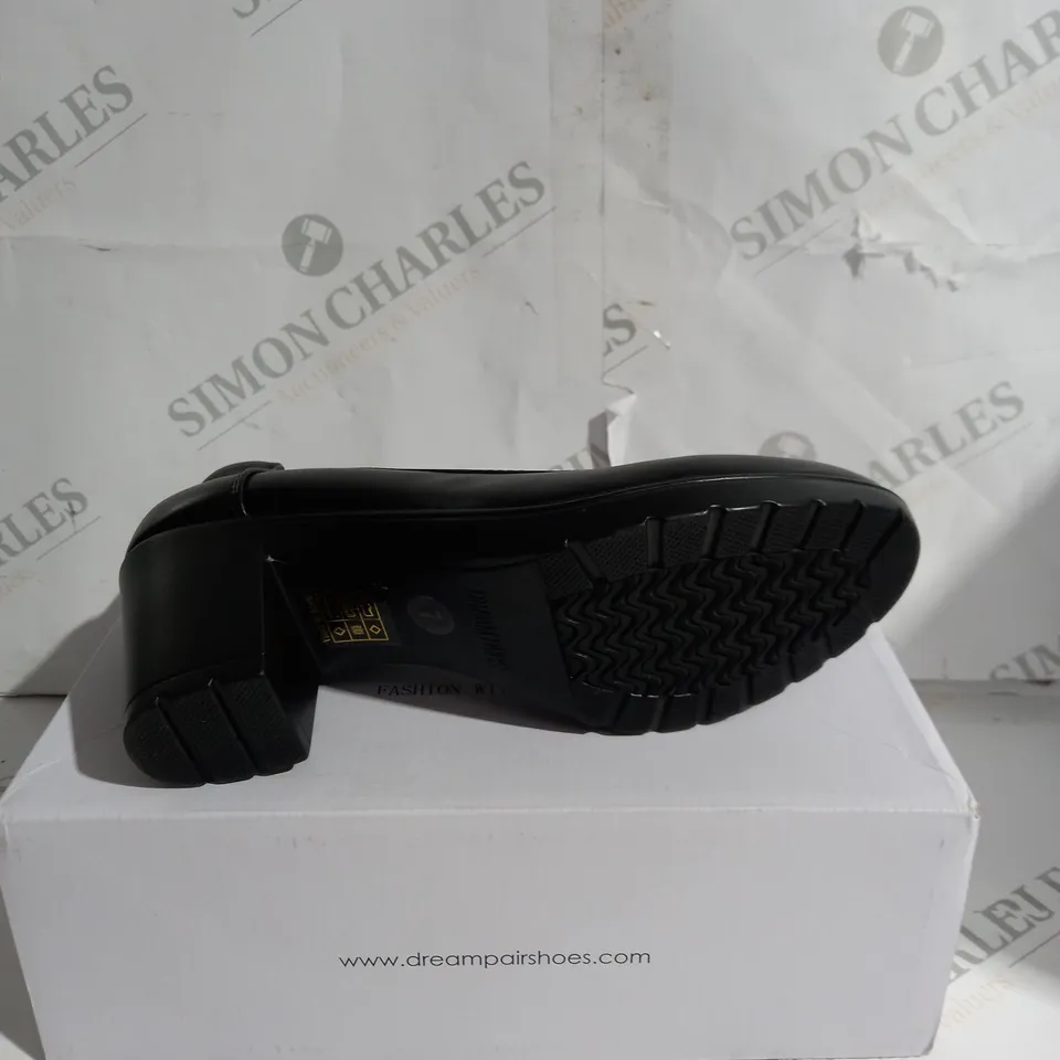 BOXED DREAM PAIRS BLOCK HEELS IN BLACK