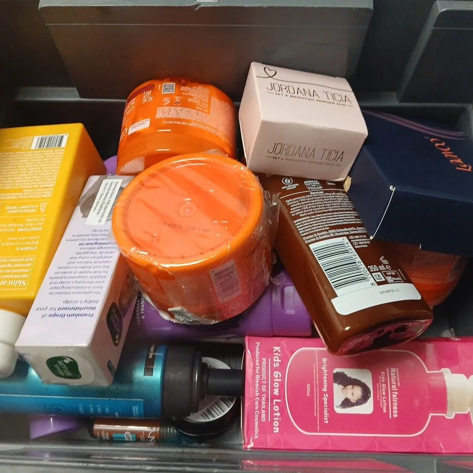 APPROXIMATELY 15 ASSORTED HEALTH & BEAUTY PRODUCTS TO INCLUDE MEDIX 5.5 BODY CREAM, ST. TROPEZ SELF TAN, HERBAL ESSENCES SHAMPOO, ETC - COLLECTION ONLY