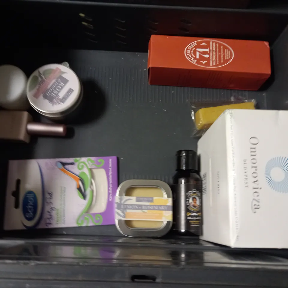 LOT OF APPROXIMATELY 25 ASSORTED HEALTH AND BEAUTY ITEMS TO INCLUDE BRAZILLIAN CRUSH PERFUME MIST'S, AVEENO MOISTURISING CREAM AND JOULES BODY SOUFFLE