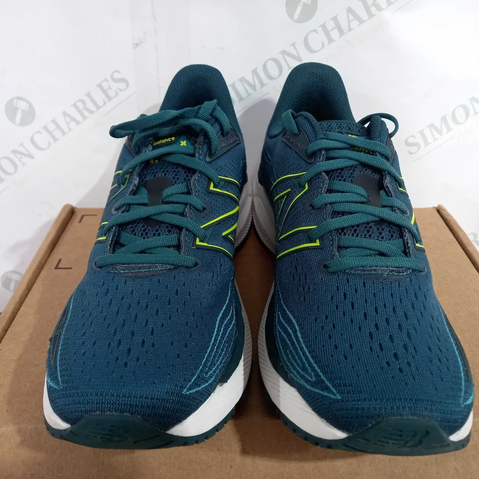 BOXED PAIR OF NEW BALANCE FRESHFOAM X 860 LACE UP TRAINERS IN SEA GREEN/LIME GREEN/ WHITE - UK 8.5