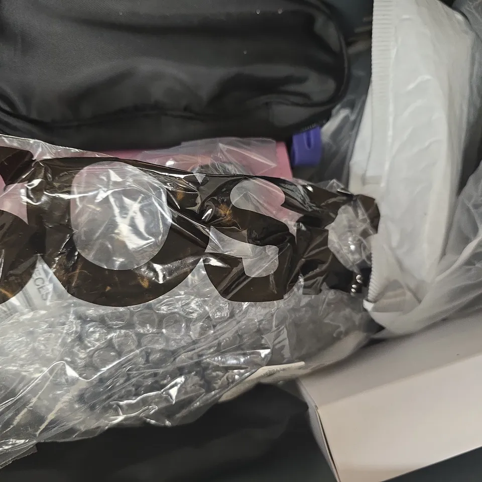 APPROXIMATELY 10 ASSORTED PAIRS OF GLASSES IN VARIOUS STYLES