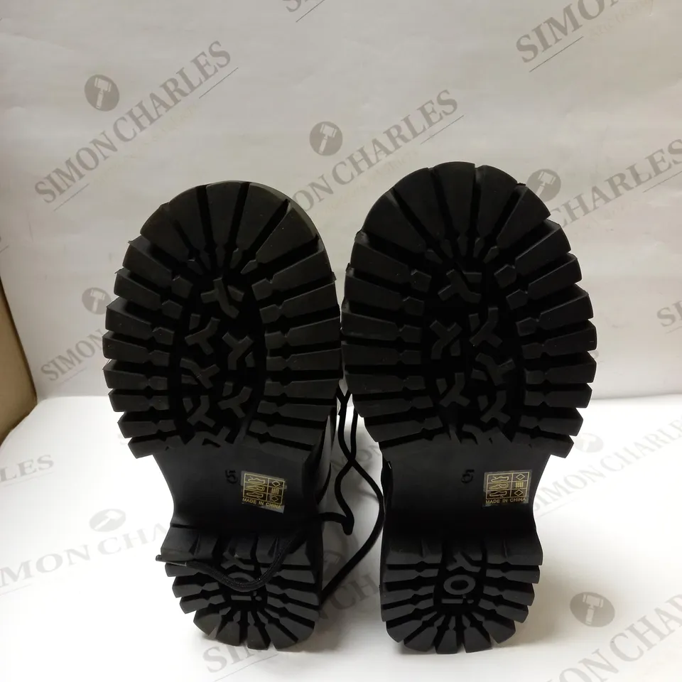DESIGNER KOI BLACK SQURE TOE LACE UP BOOTS SIZE 5