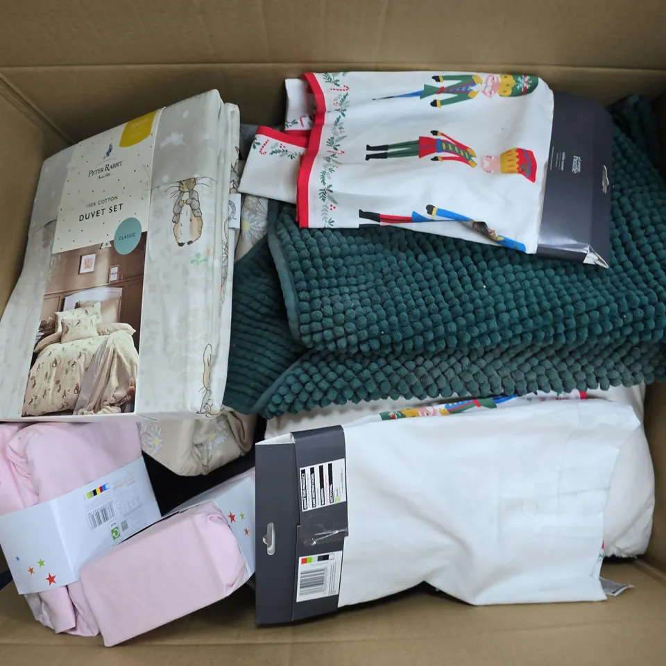 APPROXIMATELY 15 ASSORTED HOMEWARE ITEMS TO INCLUDE PETER RABBIT DUVET SET, PINK TODDLER FITTED SHEET, TABLE RUNNER, ETC