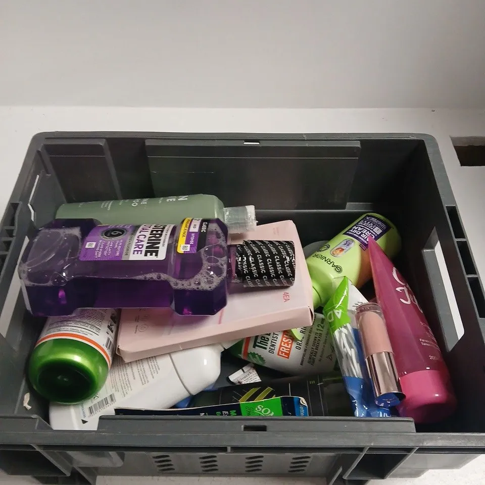 TOTE OF APPROXIMATELY 10 ASSORTED BEAUTY PRODUCTS INCLUDING REVOLUTION POUT BOMB PLUMPING LIP GLOSS, UMBERTO GIANNINI CURL JELLY AND MEDICUBE PDRN PINK COLLAGEN GEL MASK