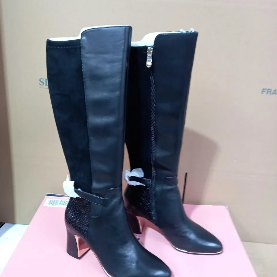 BOXED PAIR OF MODA IN PELLE BOOTS SIZE 41