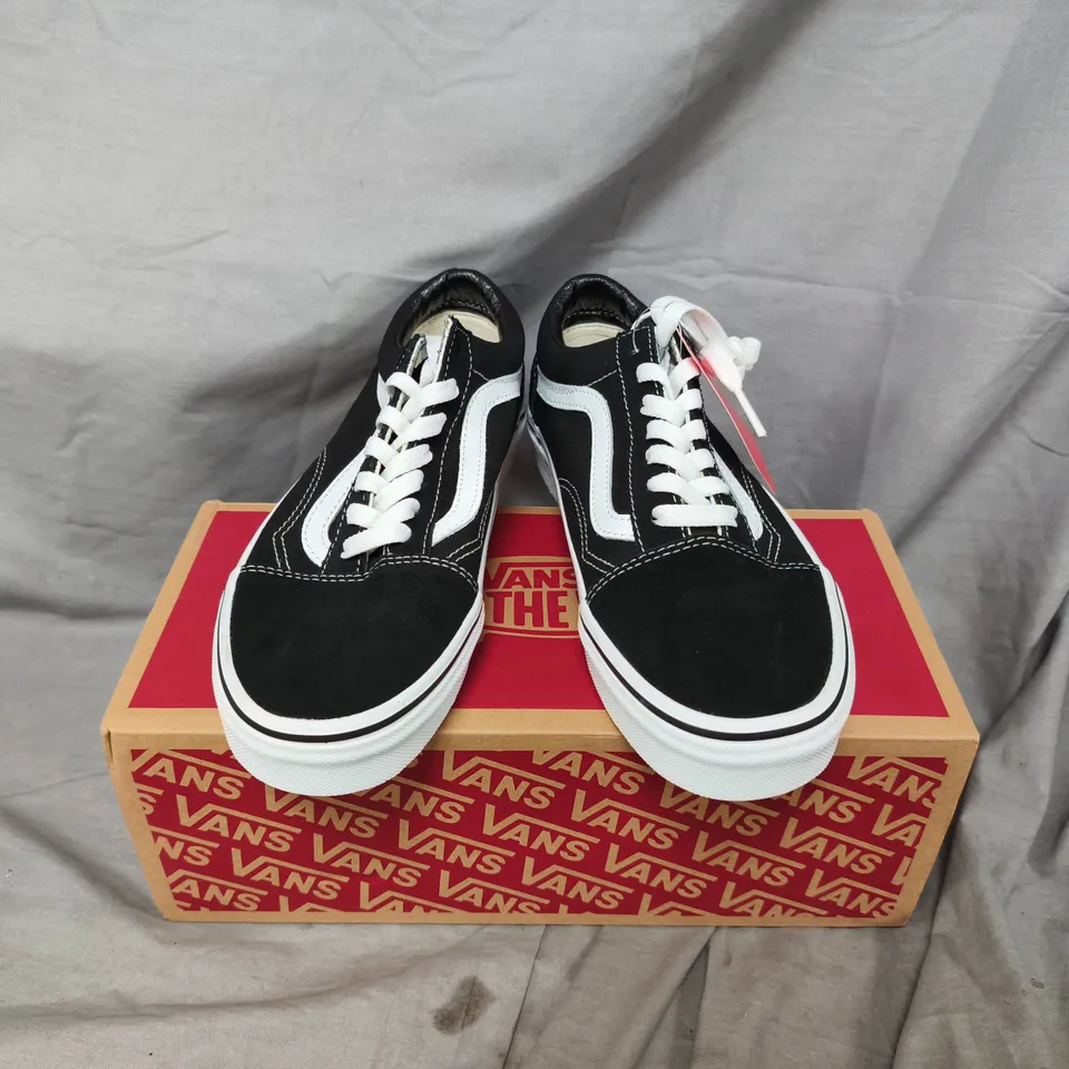 BOXED VANS OLD SKOOL SNEAKERS BLACK/WHITE – UK 5 (US 6) MEN'S