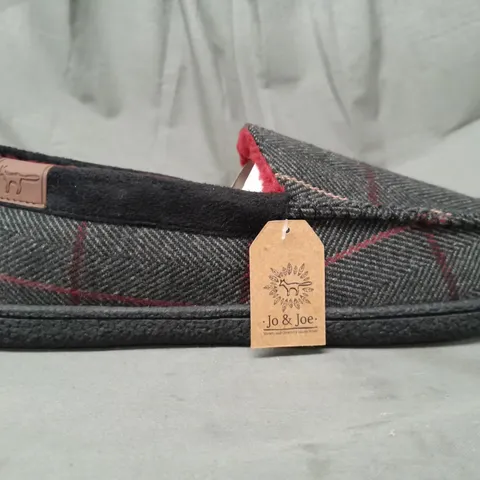 BOXED PAIR OF JO & JOE SLIPPERS IN GREY/BURGUNDY SIZE 11