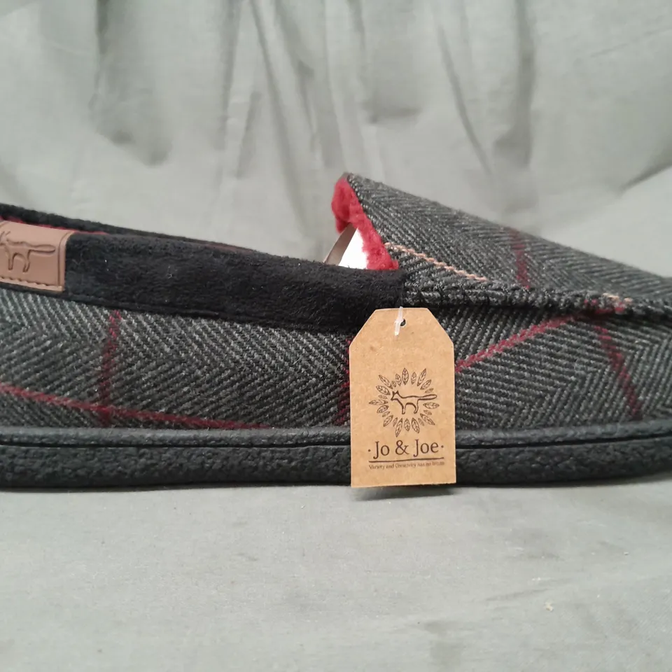 BOXED PAIR OF JO & JOE SLIPPERS IN GREY/BURGUNDY SIZE 11