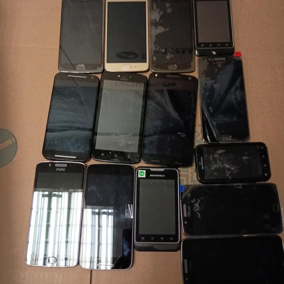 APPROXIMATELY 14 ASSORTED USED PHONES AND PHONE PARTS TO INCLUDE MOTOROLA GK40, MOTOROLA BF5X, XT1754, ETC