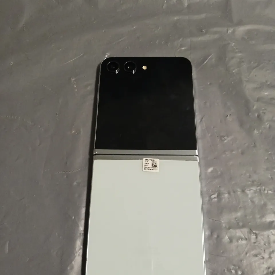 SAMSUNG GALAXY Z FLIP5 SM-F731B SMARTPHONE IN MINT