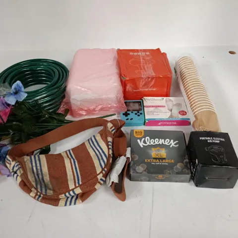LOT OF APPROXIMATELY 30 ASSORTED HOUSEHOLD ITEMS TO INCLUDE ELECTRIC AIR PUMP, ROLLED HOSE AND ARTIFICIAL FLOWERS