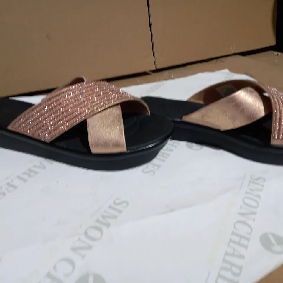 SKETCHERS RELAXED STEP BLACK/GOLD SANDALS SIZE 7
