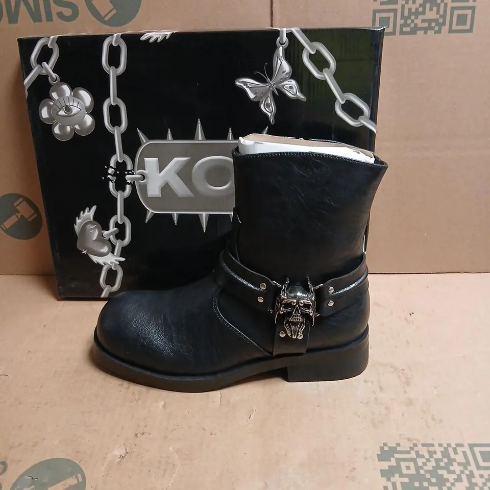 BOXED KOI LEGION MEN'S STACKED HARDWARE BIKER BOOTS - VINTAGE BLACK, UK 7