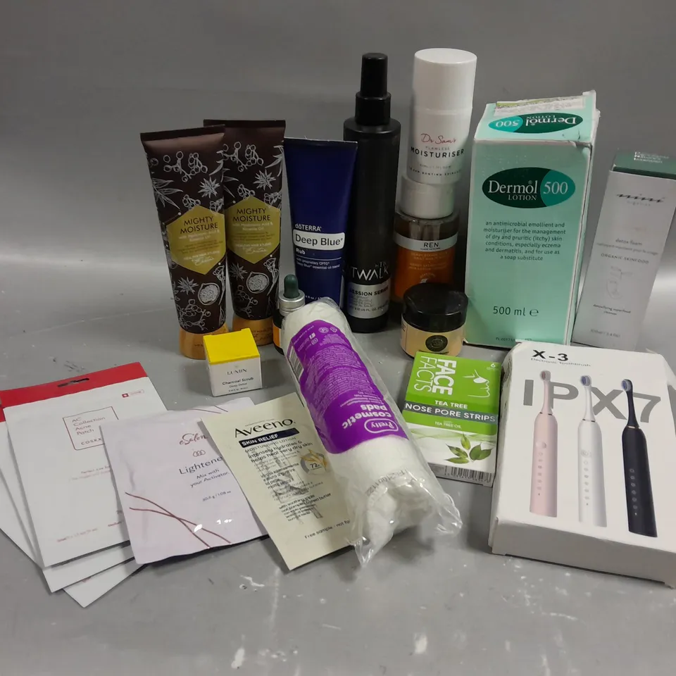BOX OF APPROXIMATELY 15 COSMETIC ITEMS TO INCLUDE DERMOL 500 LOTION, DETOX FOAM, CHARCOAL SCRUB, ETC