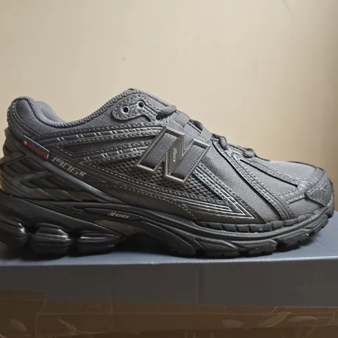 BOXED PAIR OF NEW BALANCE 1906R MEN'S RUNNING SHOES – UK SIZE 8