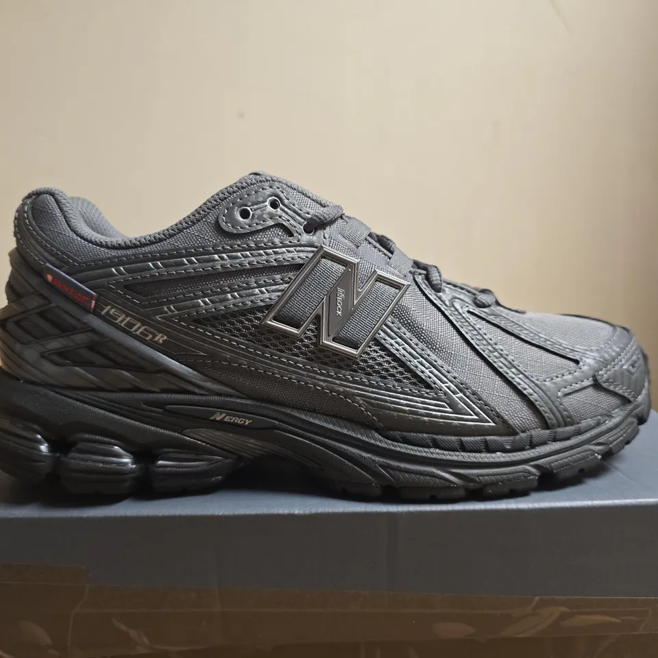BOXED PAIR OF NEW BALANCE 1906R MEN'S RUNNING SHOES – UK SIZE 8