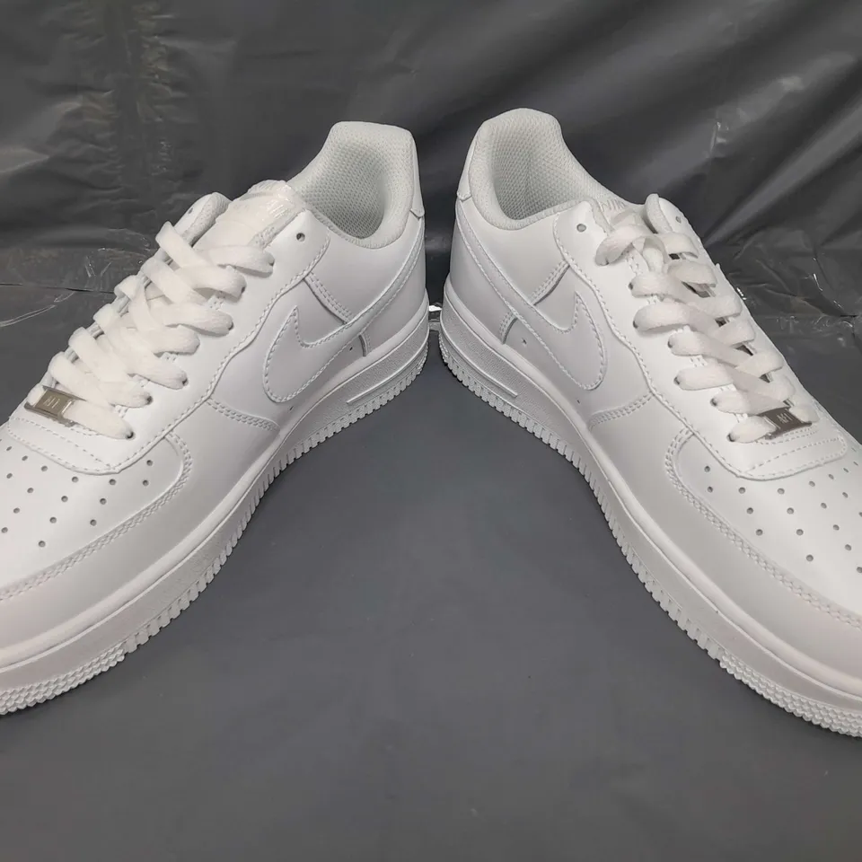 BOXED PAIR OF NIKE AIR FORCE 1 '07 SHOES IN WHITE UK SIZE 9