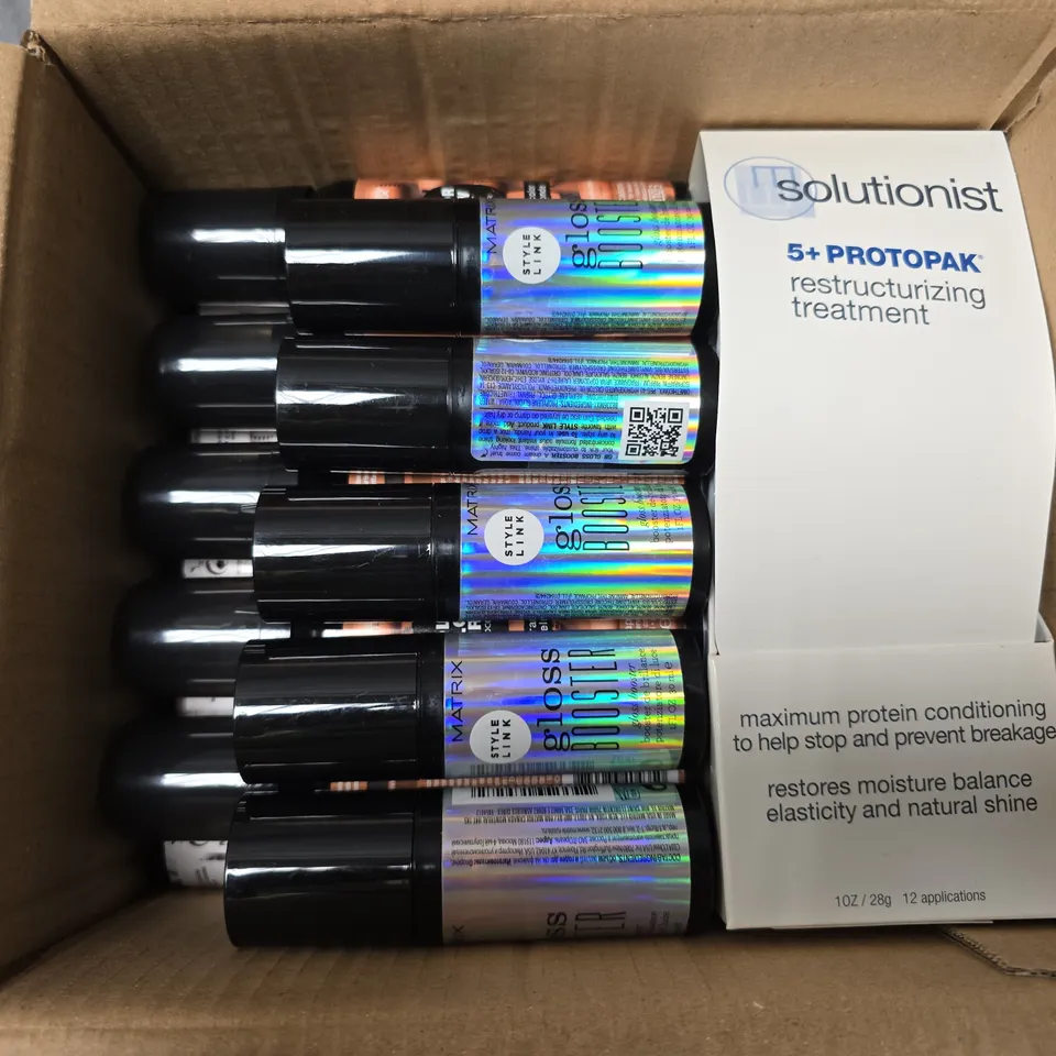APPROXIMATELY 16 ASSORTED MATRIX PRODUCTS TO INCLUDE GLOSS BOOSTER, COLOUR BLOW DRY TEMP COLOUR CARAMEL BLONDE, SOLUTIONIST RESTRUCTURIZING TREATMENT, ETC 