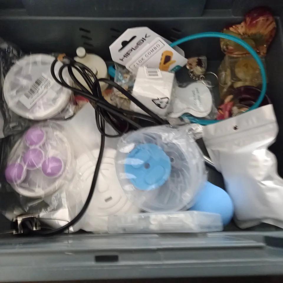 LOT OF ASSORTED HOUSEHOLD ITEMS TO INCLUDE SCISSORS, TOILET BOWL LIGHT AND FEEDING BOTTLE