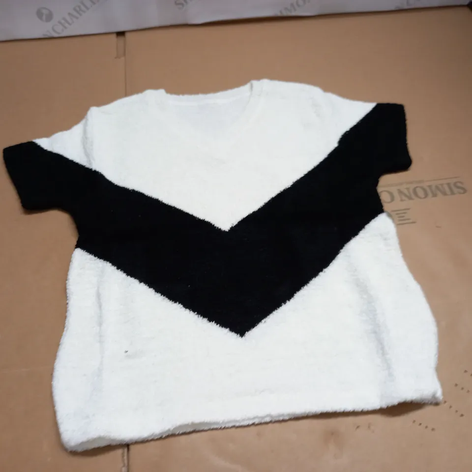 LOT OF APPROXIMATELY 80 AS NEW GOLD COLLECTION V-NECK JUMPERS - SIZE UNSPECIFIED