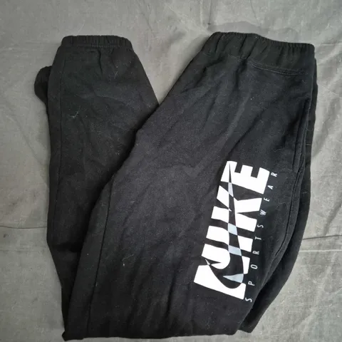 NIKE SPORTSWEAR SHORTS JOGGERS – BLACK, SIZE M