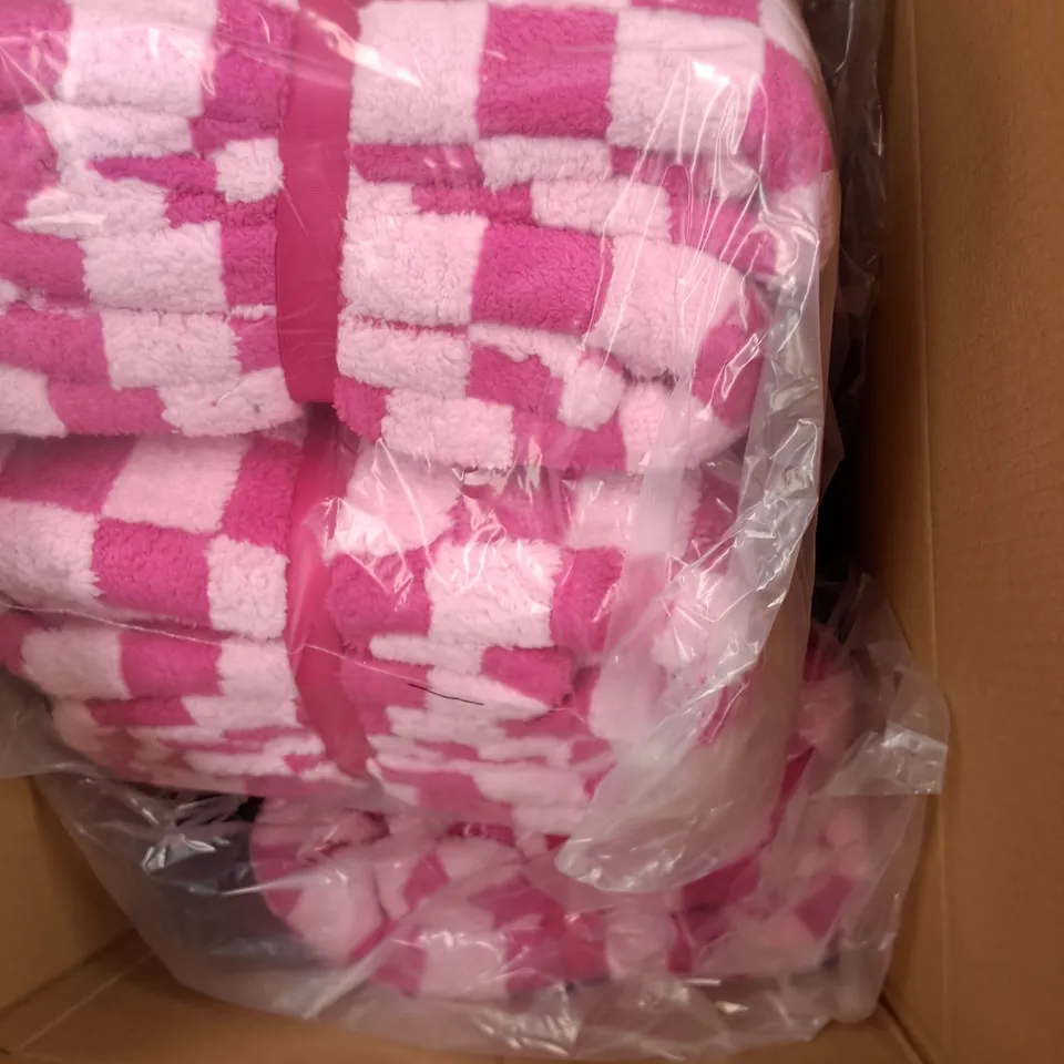 BOX OF APPROXIMATELY 6 BRAND NEW KING SIZE SOFT TOUCH BLANKET IN PINK
