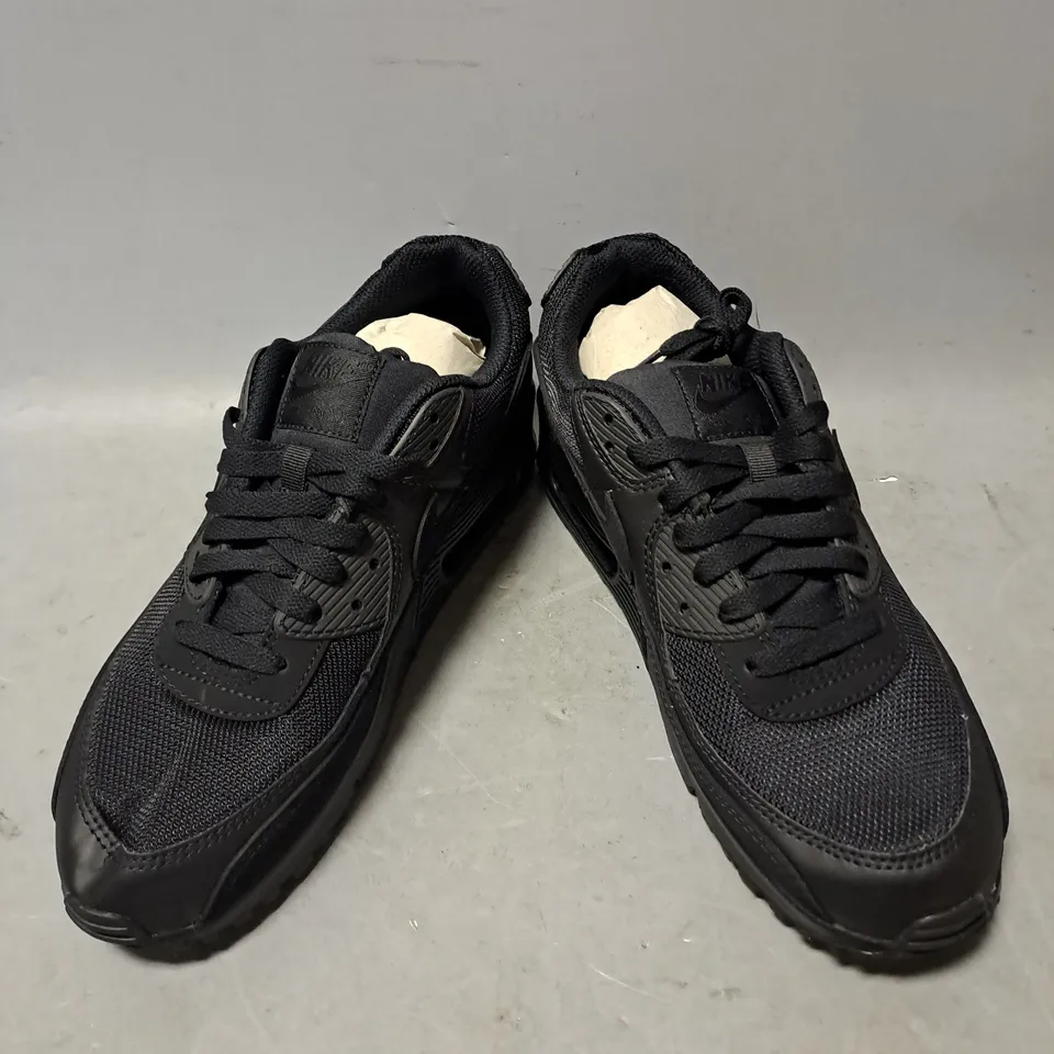 PAIR OF NIKE AIR MAX TRAINERS IN BLACK SIZE 8