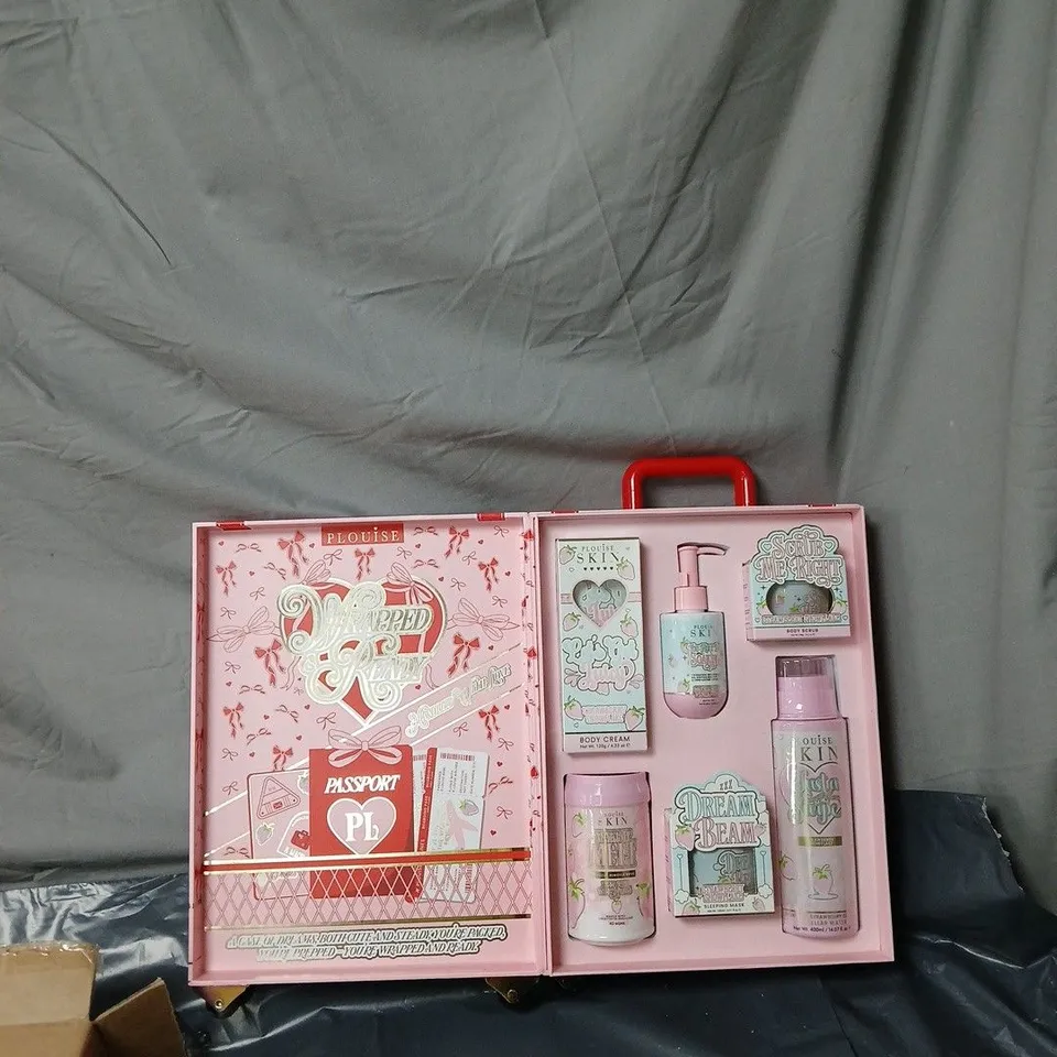 BOXED PLOUISE WRAPPED AND READY SUITCASE - STRAWBERRY SNOWFLAKE - MISSING WHEEL 