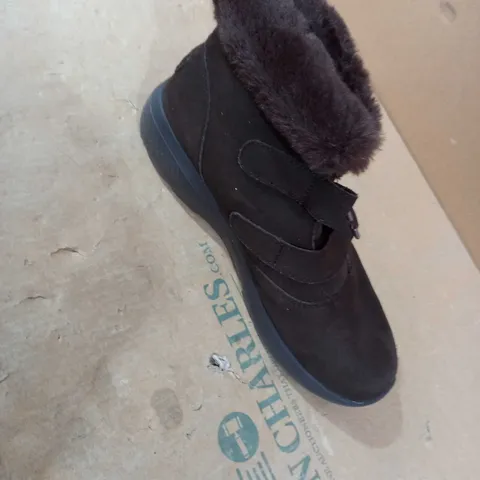 SKETCHER DARK BROWN DESIGNER STYLE BOOTS SIZE 5 AND A HALF 