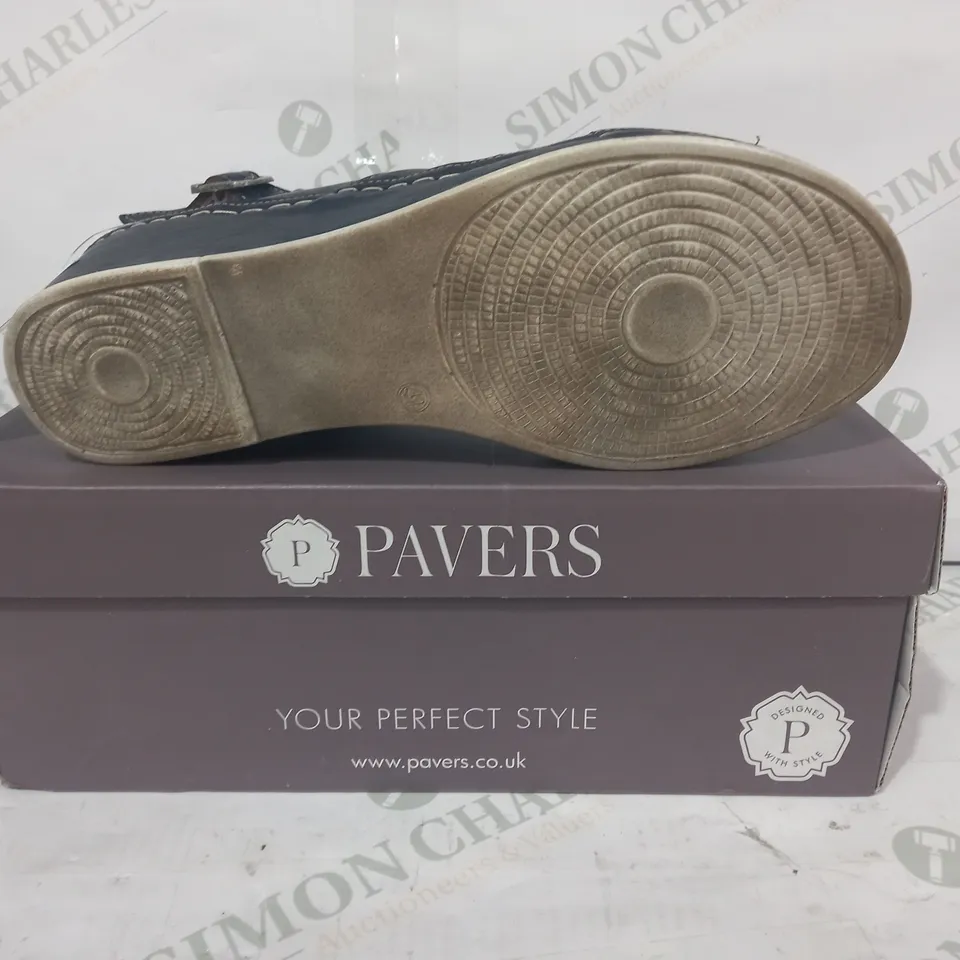 BOXED PAIR OF PAVERS OPEN TOE WEDGE SANDALS IN NAVY EU SIZE 41