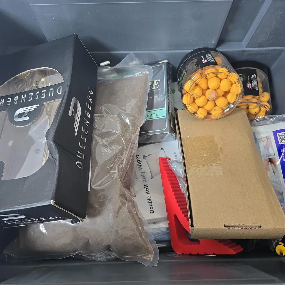 APPROXIMATELY 12 ASSORTED HOUSEHOLD ITEMS TO INCLUDE FURNITURE SALVE, RGBAITS BANANA BOMB, HEAD CUP REMOVER, ETC 