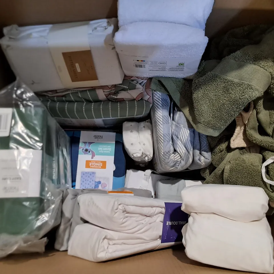 LOT OF APPROXIMATELY 19 ASSORTED BEDDING AND SOFT FURNISHING  ITEMS TO INCLUDE DUVET SETS, SHEETS AND TOWELS