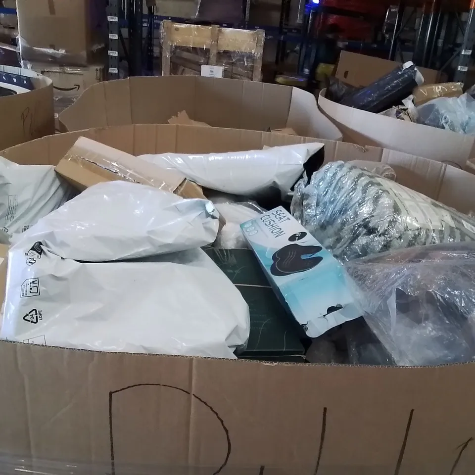 PALLET CONTAINING A LARGE QUANTITY OF PILLOWS 