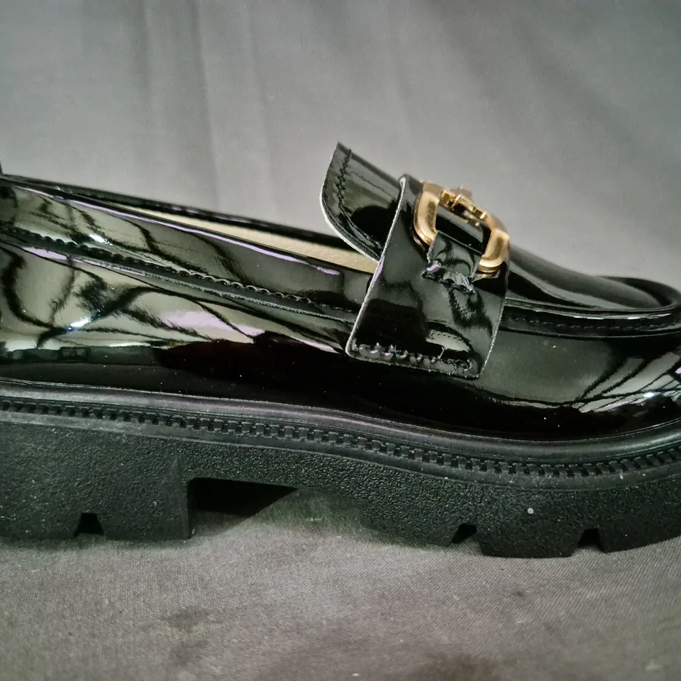 BOXED PAIR OF UNBRANDED KID'S LOAFERS IN GLOSSY BLACK W. GOLD EFFECT DETAIL EU SIZE 30