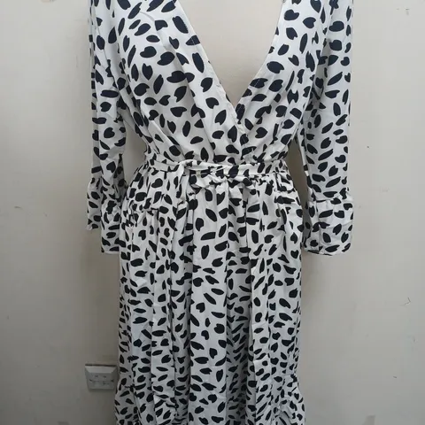 BOOHOO PLUS RUFFLE HEM SPOTTY WRAP DRESS - 18